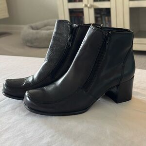 NEW St. John's Bay Marcelle Black Leather Ankle Boot Size 6M Zipper/Chunky Heel